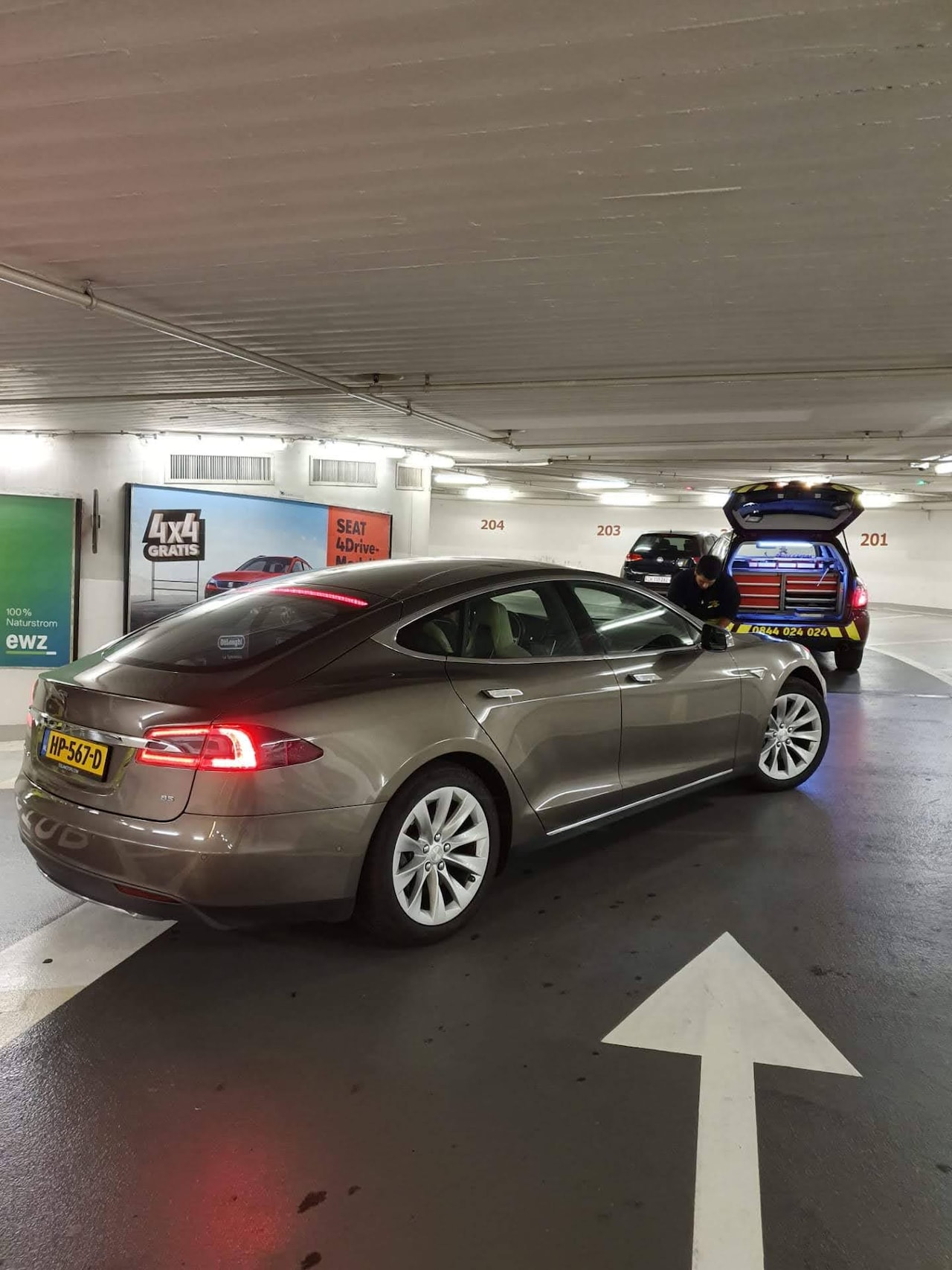 Tesla Model S - Base gratis superchargen RWD Autopilot facelift voorbumper titanium gray 2e eigenaar slechts - AutoWereld.nl