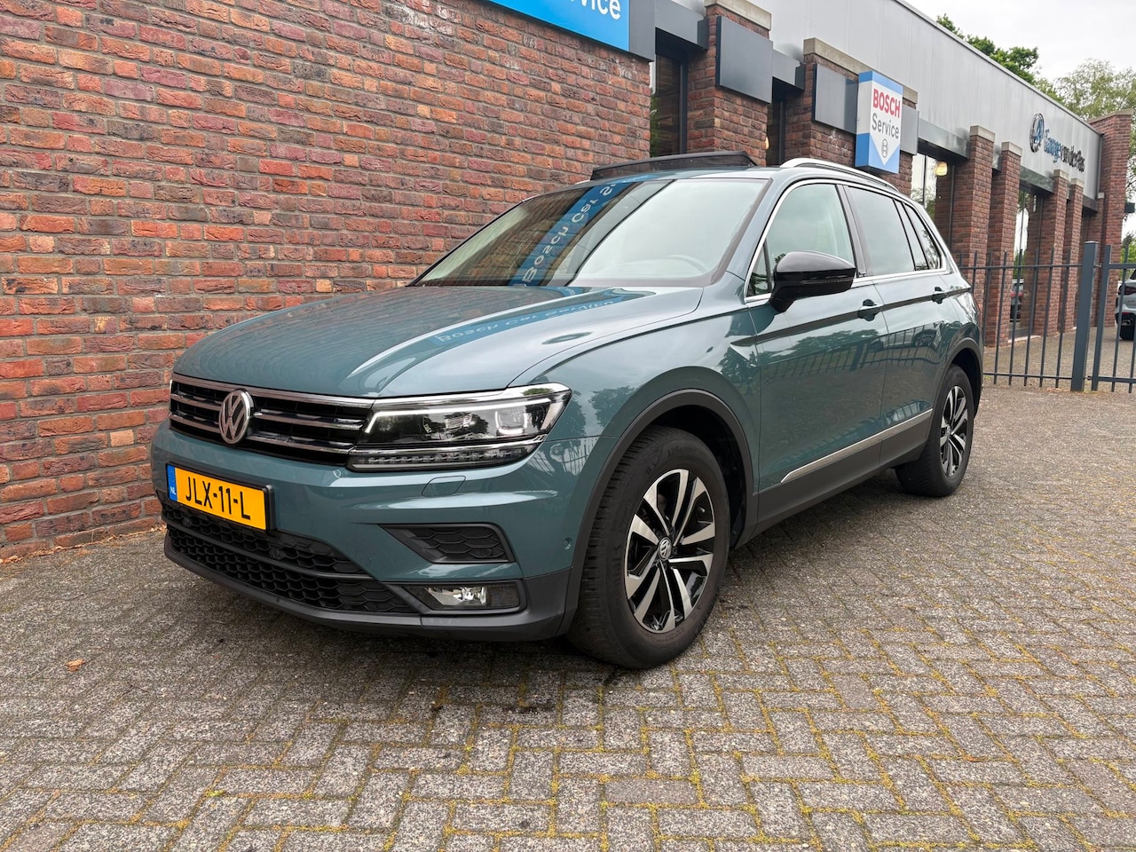 Volkswagen Tiguan - 1.5 TSI 150PK DSG IQ Drive|Trekhaak|Panoramadak|HeadUp - AutoWereld.nl