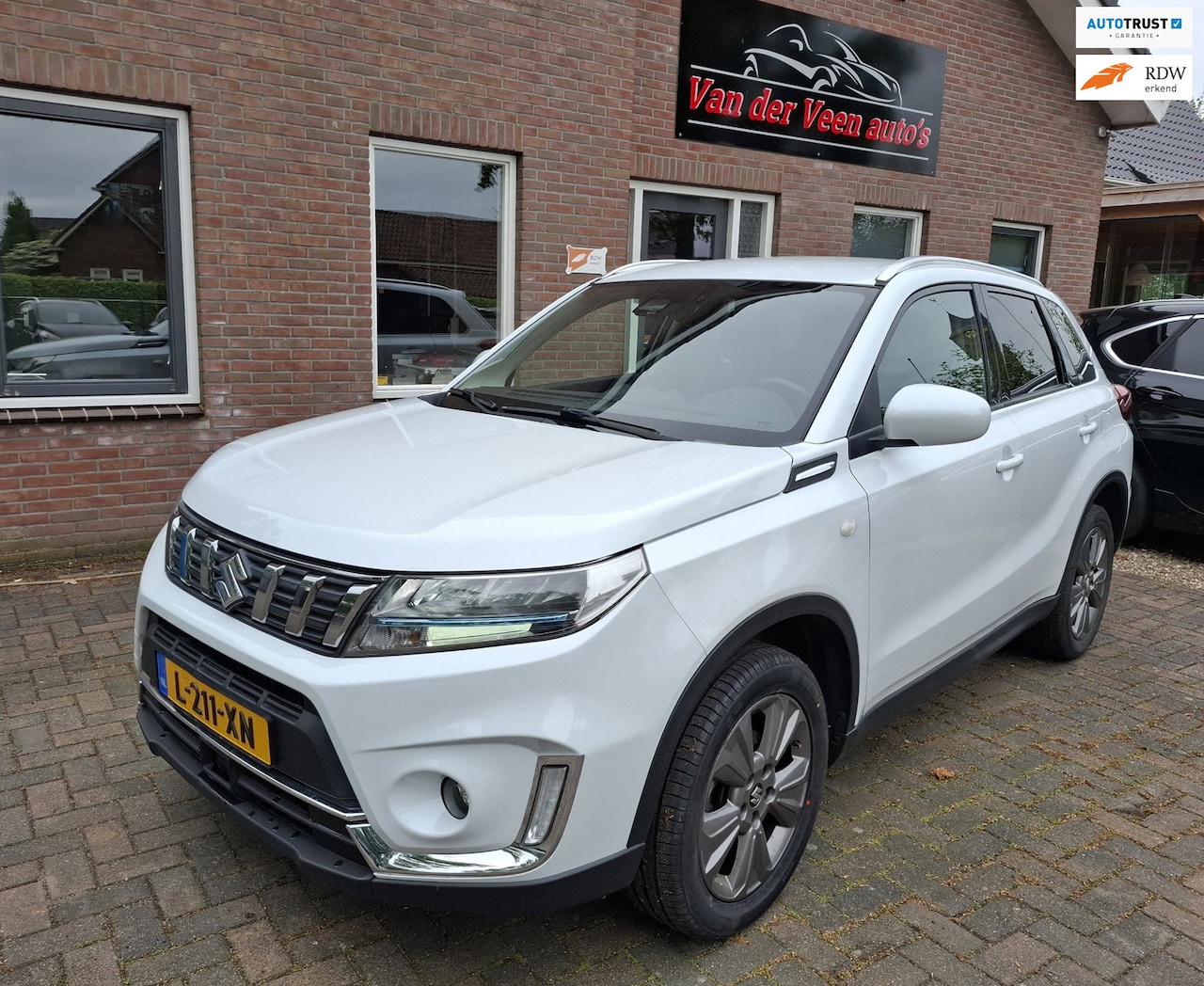 Suzuki Vitara - 1.4 Boosterjet Select Smart Hybrid Metallic wit. o.a. camera, carplay, navi, adap.cruise, - AutoWereld.nl