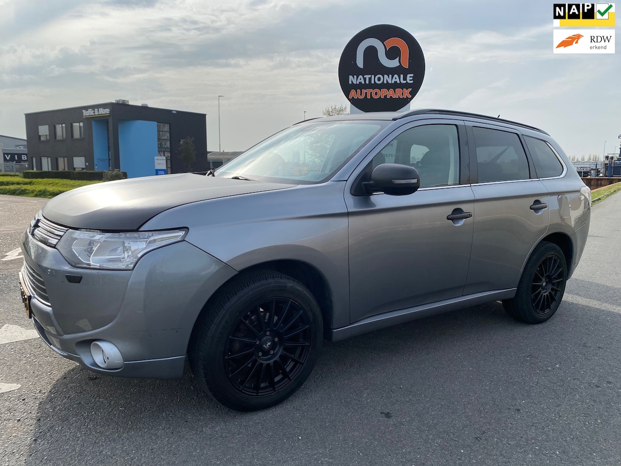 Mitsubishi Outlander - | 2013 | 2.0 PHEV Intense + | Automaat | APK - AutoWereld.nl