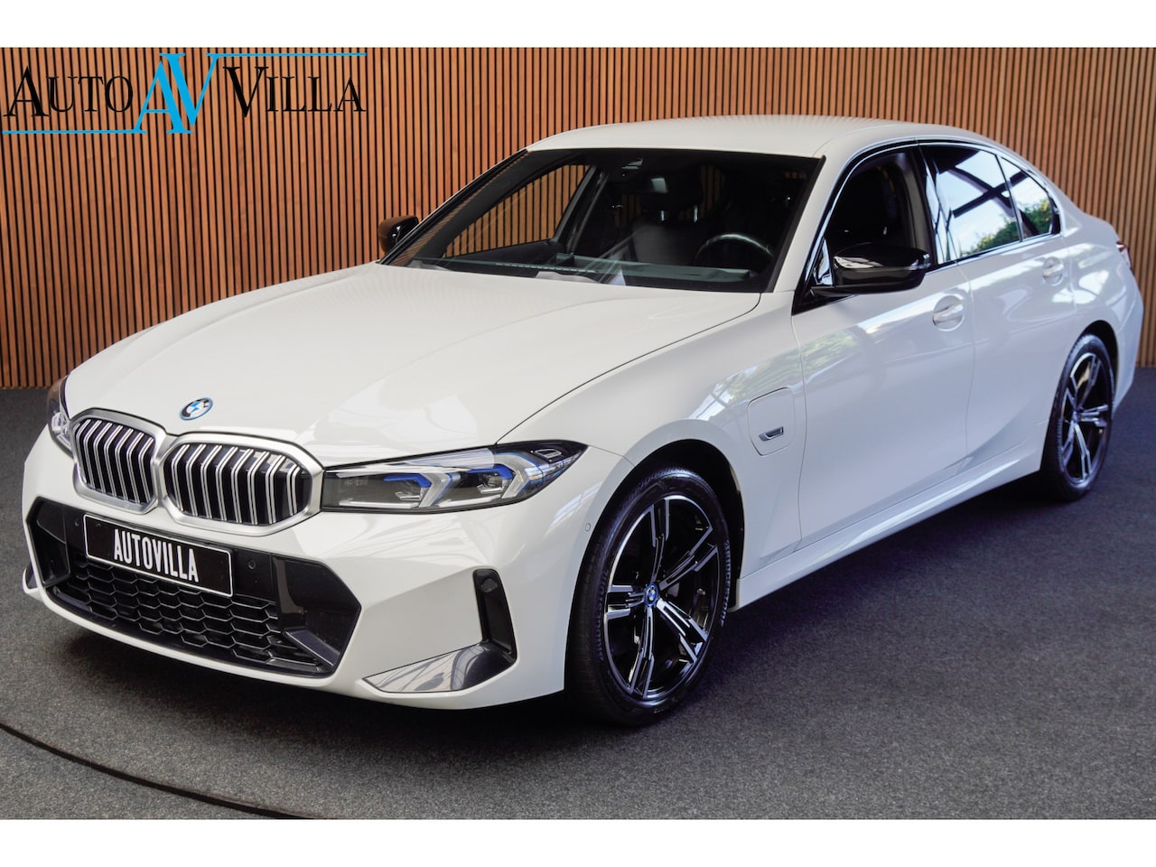 BMW 3-serie - 320e M-sport HUD Leer Navi Camera ACC Matrix LED Laser PDC Virtual Climate (3-zone) Zwarte - AutoWereld.nl