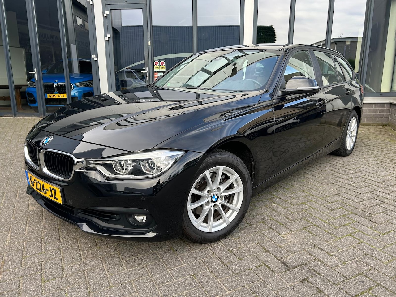 BMW 3-serie Touring - 318i Corporate Lease High Executive Leder, Navi, cruise control - AutoWereld.nl