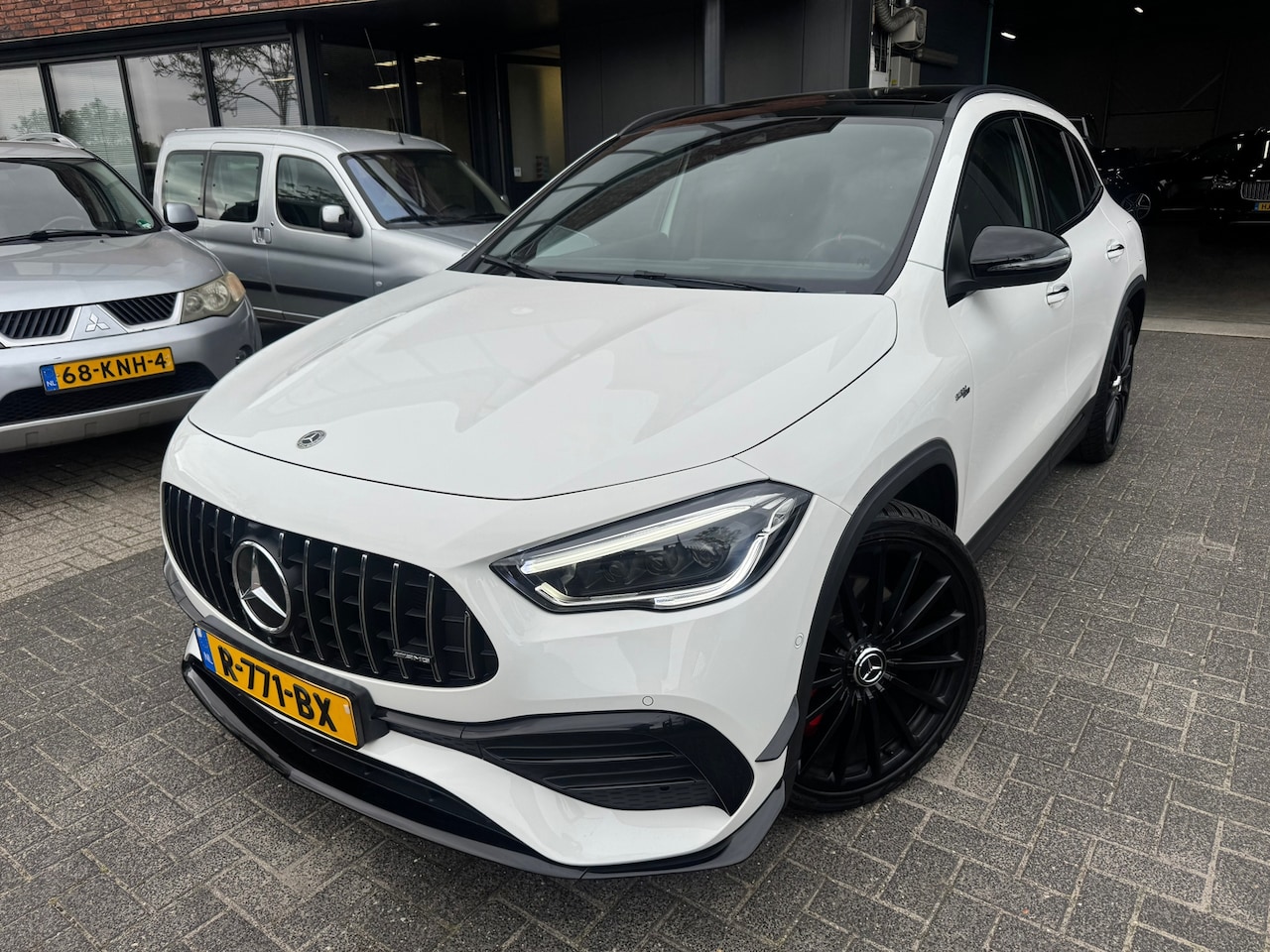 Mercedes-Benz GLA-Klasse - AMG 35 4MATIC PANO BURMESTER MEMORY SFEER CARBON SUPER WAGEN - AutoWereld.nl