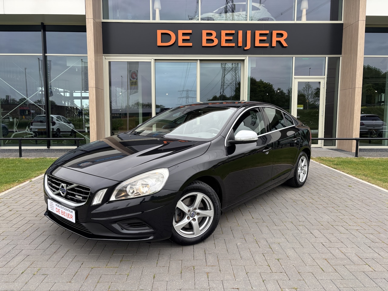 Volvo S60 - 1.6 T3 R-Design Leer I Navi I Trekhaak - AutoWereld.nl