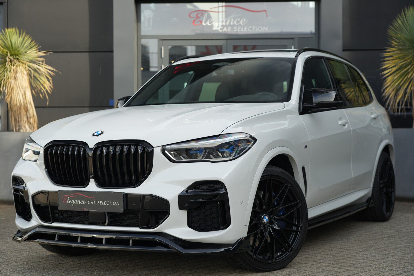 BMW X5 - M50i M Sport High Executive 531pk Panoramadak/360Camera/Maxton - AutoWereld.nl