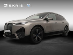 BMW iX - xDrive40 | Sportpakket | Glazen Panoramadak Sky Lounge | Integral Active Steering | Stuur