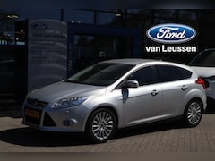 Ford Focus - 125PK TITANIUM 5-DEURS SONY-AUDIO AFN-TREKHAAK PARK-SENSOREN 17"LM-VELGEN PRIVACY-GLASS CL