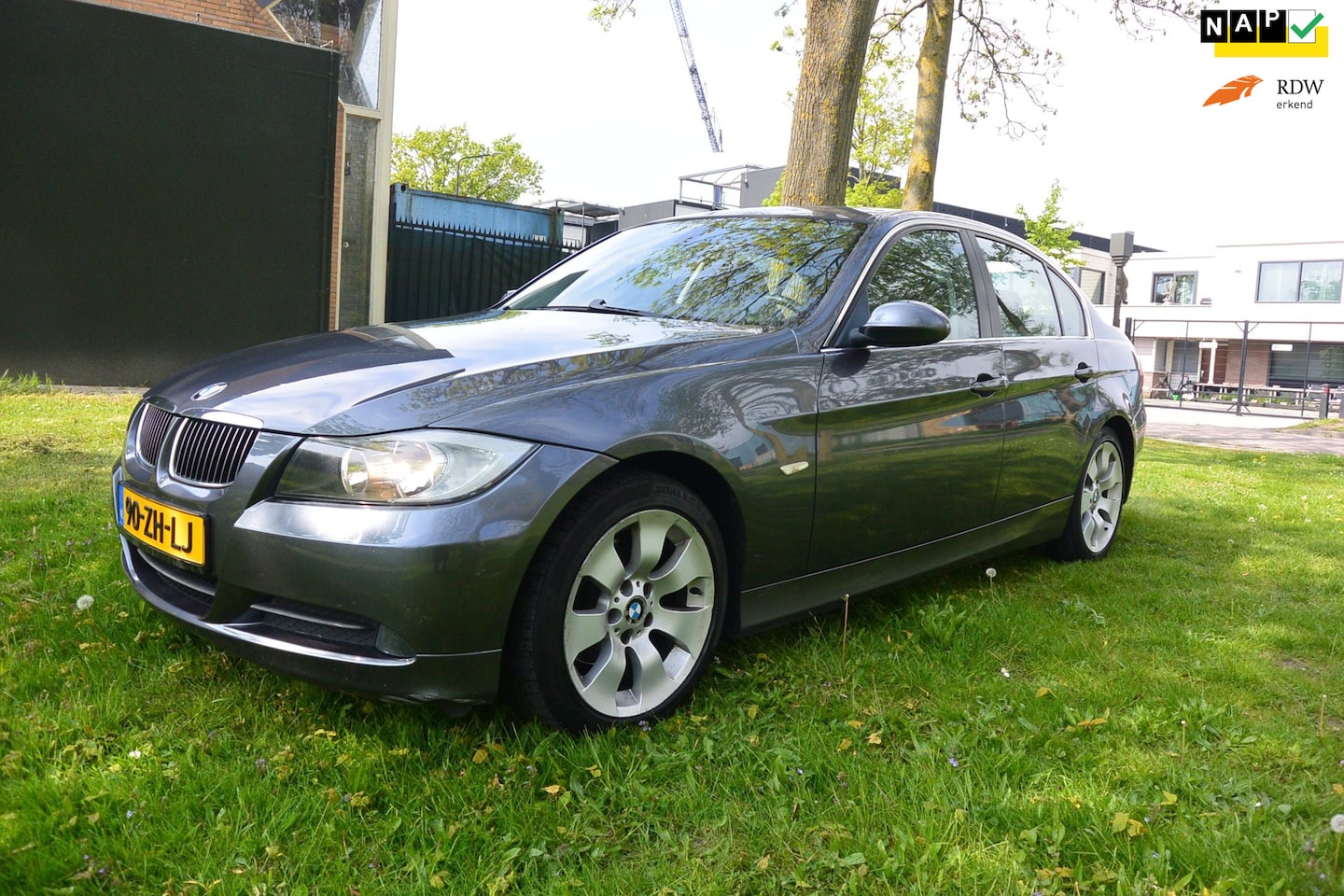 BMW 3-serie - 320i Executive automaat-airco-cruise-navigatie - AutoWereld.nl