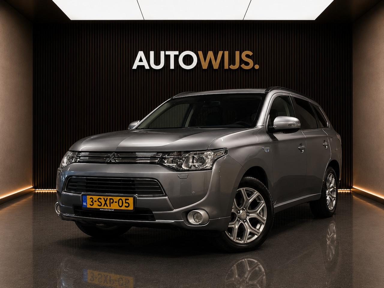 Mitsubishi Outlander - 2.0 PHEV Instyle+ | Schuif-kanteldak, leder, trekhaak - AutoWereld.nl