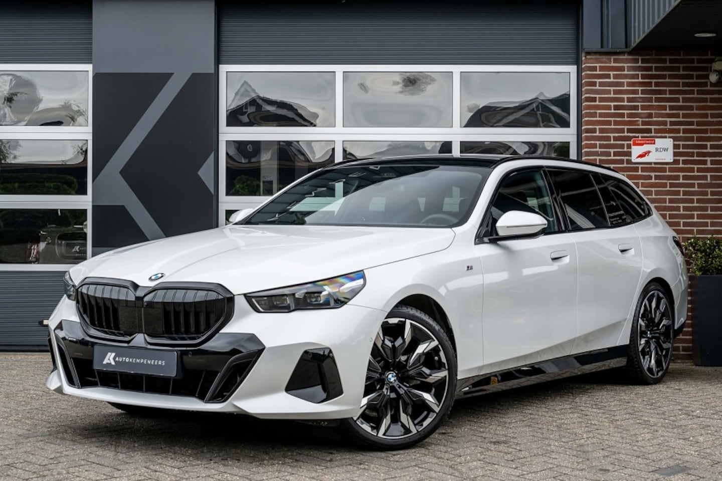 BMW 5-serie Touring - 520i M Sport | Panorama | Bowers & Wilkins | Head-Up | 360° | 21 Inch | Driving Ass. Plus - AutoWereld.nl