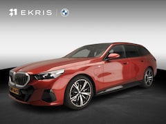 BMW 5-serie Touring - 530e M-Sportpakket | LED | Navigatie | Trekhaak | Schuifdak | Active cruise | DAB | Harman