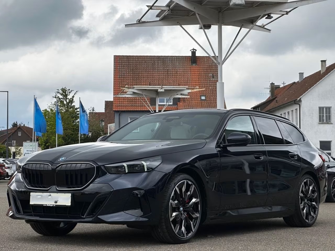 BMW 5-serie Touring - 550e xDrive M-SPORT Pro ** PANO, IVORY LEDER, ACTIVE LENKUNG, 21-inch LMV, TREKH ** 1e EIG - AutoWereld.nl