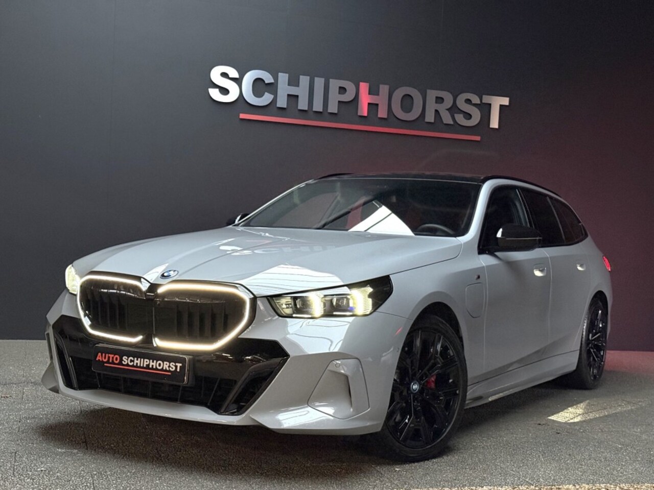 BMW 5-serie Touring - Touring 530e x-Drive MSport Pro-20 inch trekhaak panorama head-up driving assistant profes - AutoWereld.nl