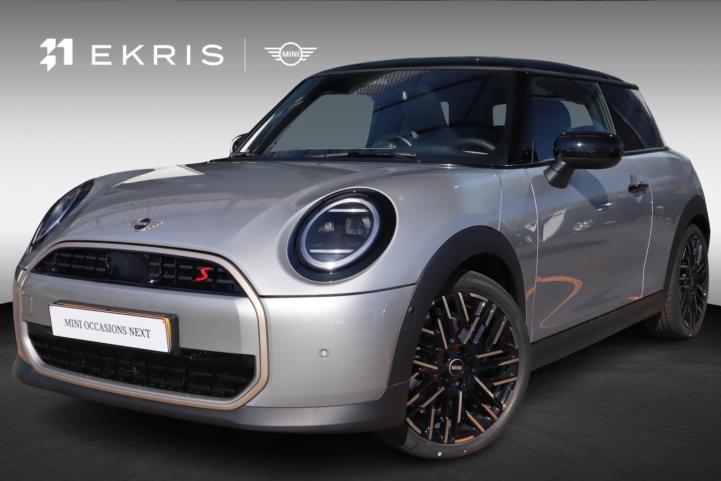 MINI Cooper S - 3-deurs | Favoured Trim + Pakket M / Panoramadak / MINI Head-Up Display / Lentevoordeel - AutoWereld.nl
