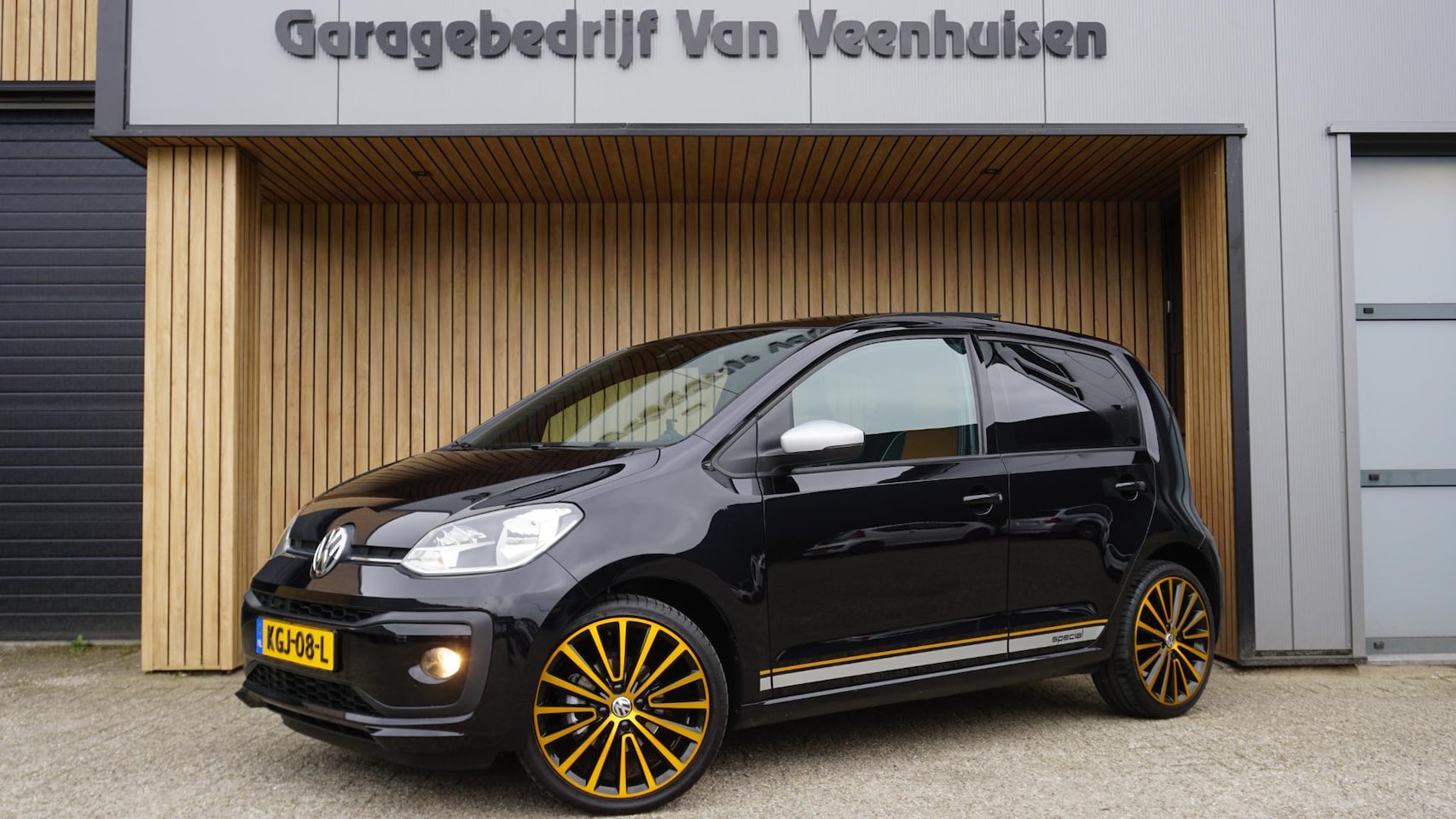 Volkswagen Up! - 1.0 75pk 5Drs Automaat Special Up! Pano.Dak 17inch LM Beats Trekhaak A-Camera Cruise Contr - AutoWereld.nl