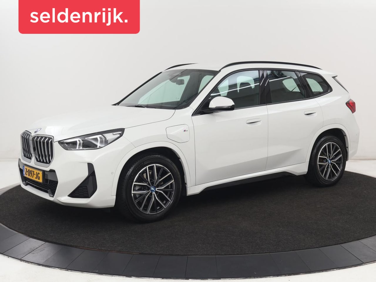 BMW X1 - xDrive25e M Sport | SOH 93,3% | Adaptive cruise | Massage | Sportstoelen | Keyless | Stuur - AutoWereld.nl