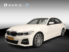 BMW 3-serie - Sedan 318i | M-Sportpakket | LED | Leder | Navigatie | Sportstoelen | Trekhaak | Stoelverw