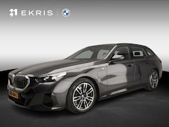 BMW 5-serie Touring - 530e | M-Sportpakket | LED | HUD | Sportstoelen | Stoelverwarming | Surround view | DAB |