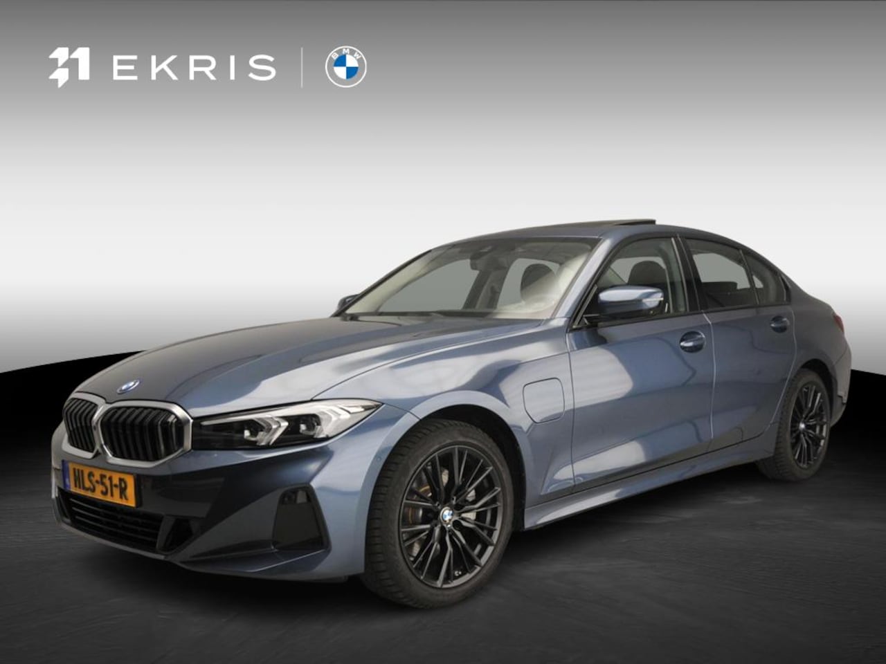 BMW 3-serie - Sedan 330e | LED | Leder | HUD | Schuifdak | Sportstoelen | Stoelverwarming | DAB | Alu 18 - AutoWereld.nl