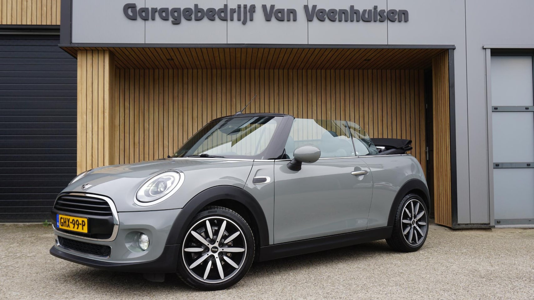 MINI Cabrio - 1.5 Cooper 136PK Chili Serious Business Leder LED H&K Keyless 17inch LM *Moonwalk Grey* Co - AutoWereld.nl