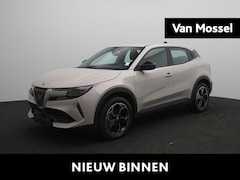 Alfa Romeo Junior - Elettrica 54 kWh | Apple Carplay/Android Auto | Climate control | 18" Lichtmetalen velgen