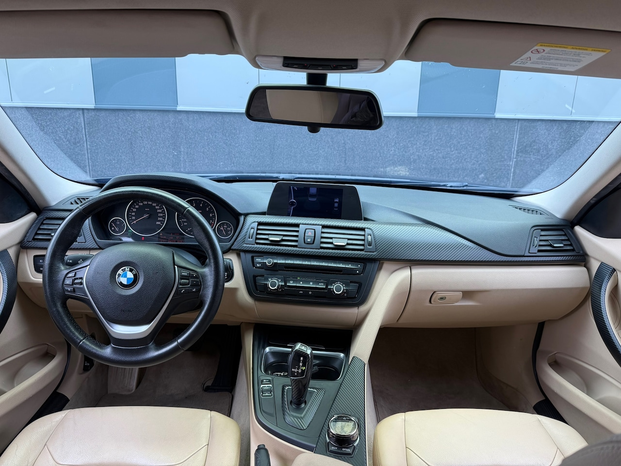 BMW 3-serie - 328i M-Pakket Automaat | NAP | Akra + Kleppensysteem | 19" Lichtmetaal - AutoWereld.nl