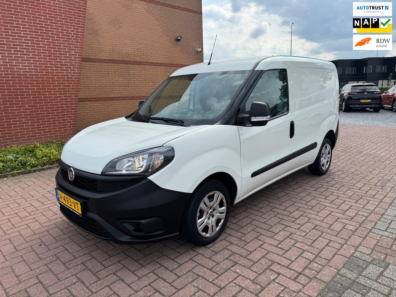 Fiat Doblò Cargo - 1.6 MJ L1H1 ECO JET 1.6 MJ L1H1 ECO JET, Euro 6, 3 pers, Trekhaak, Navigatie, - AutoWereld.nl