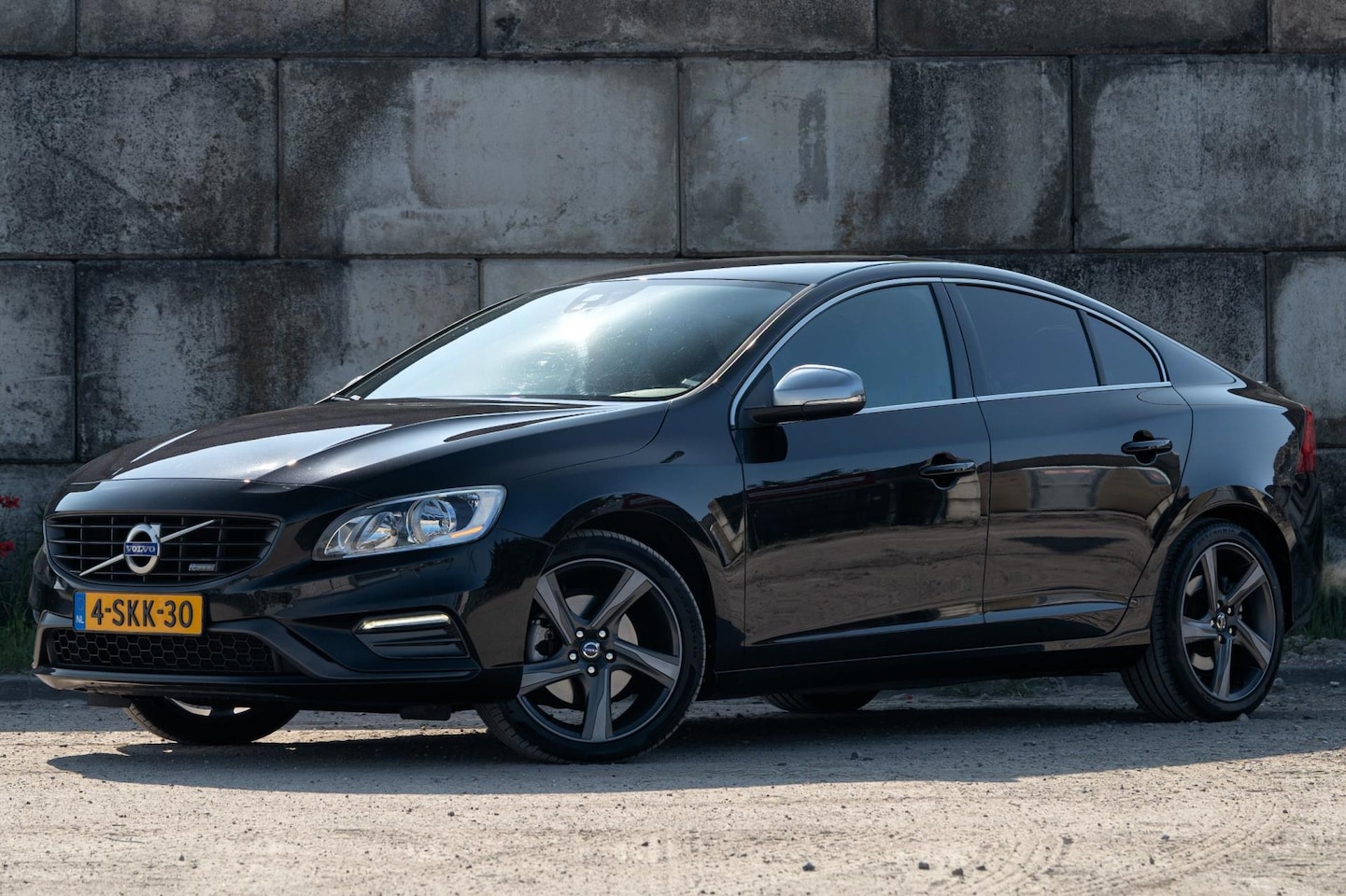 Volvo S60 - 1.6 T3 150PK R-Design AUT6 | Navi | Leder/Alcantara | 18" LM velgen | Clima | Cruise | PDC - AutoWereld.nl