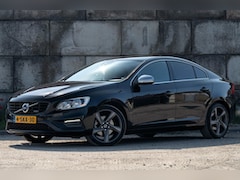 Volvo S60 - 1.6 T3 150PK R-Design AUT6 | Navi | Leder/Alcantara | 18" LM velgen | Clima | Cruise | PDC