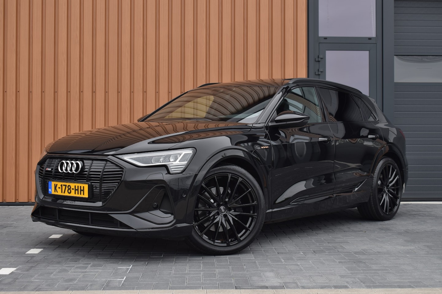 Audi e-tron - 55 408pk 95kWh quattro S-line | Pano | Trekhaak | 22" - AutoWereld.nl