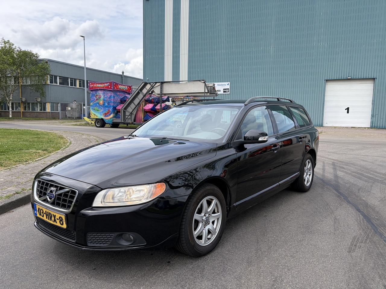 Volvo V70 - 2.0i Momentum 145 PK. Zeer goed onderhouden en onverwoestbare auto !!! Rijdt ook helemaal - AutoWereld.nl