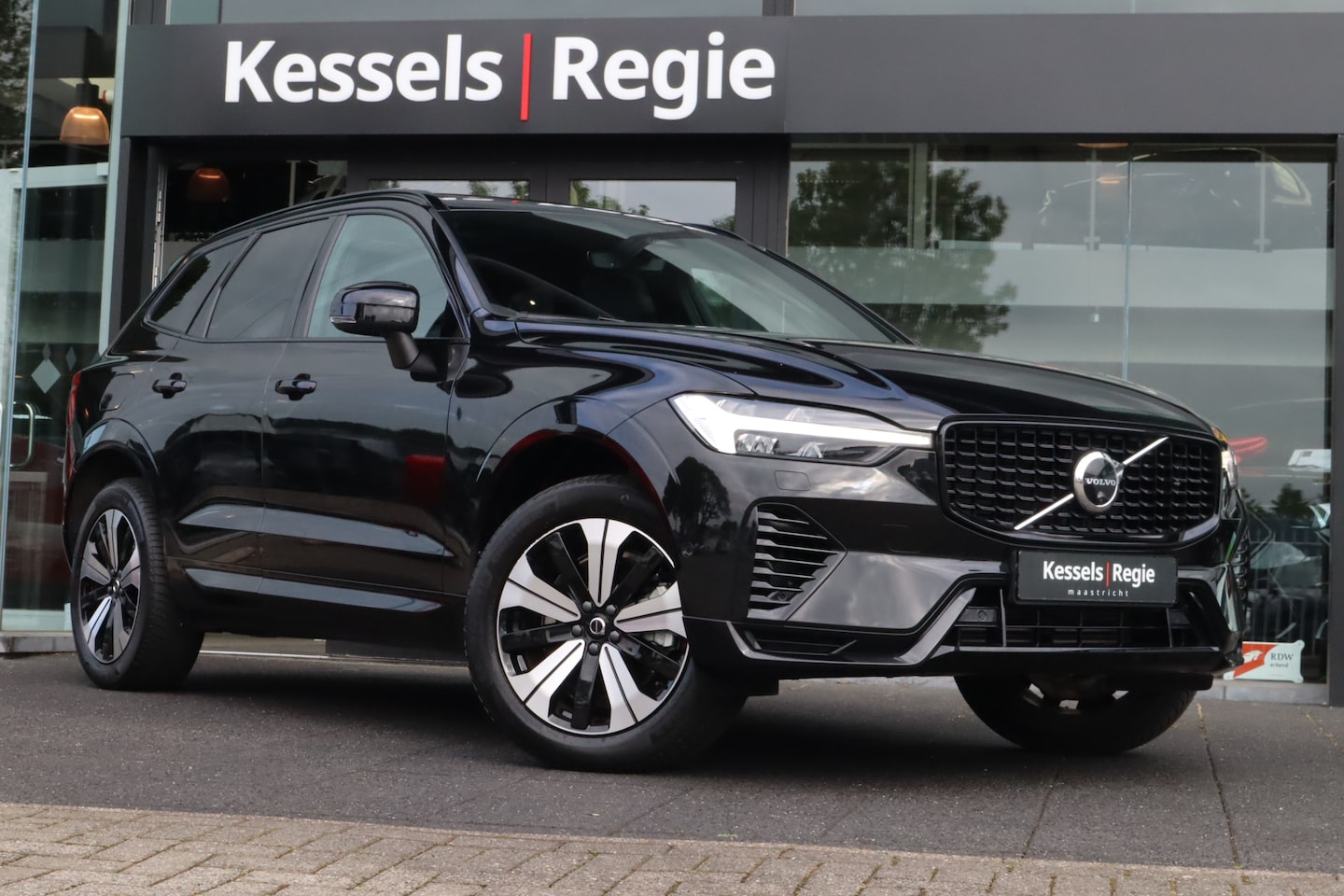 Volvo XC60 - 2.0 T8 Plug-in hybrid AWD Plus Dark Pano H&K Elec.trekhaak Memory - AutoWereld.nl