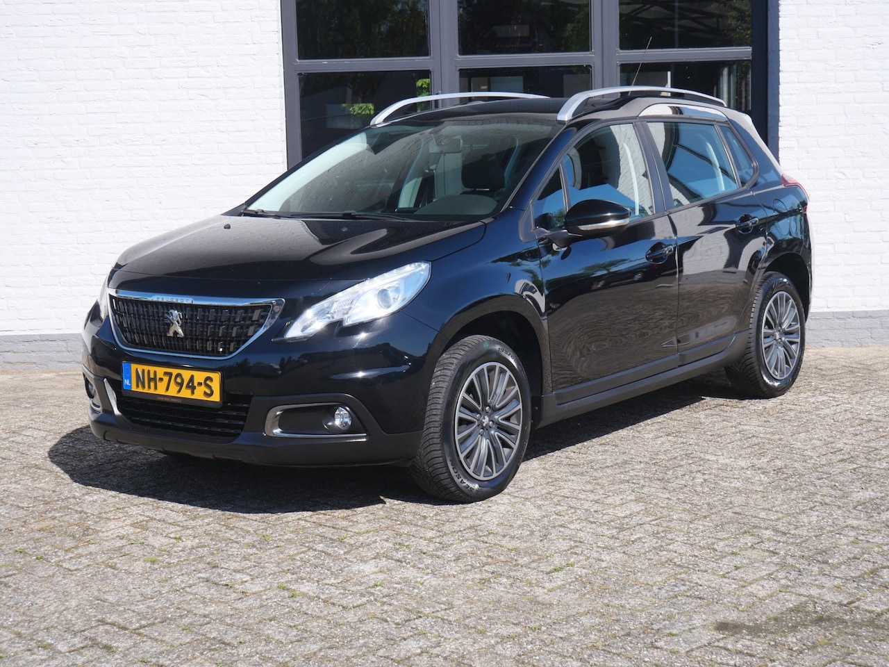 Peugeot 2008 - 1.2 PureTech Blue Lion 126.000km !!! Panoramadak Carplay Navi - AutoWereld.nl