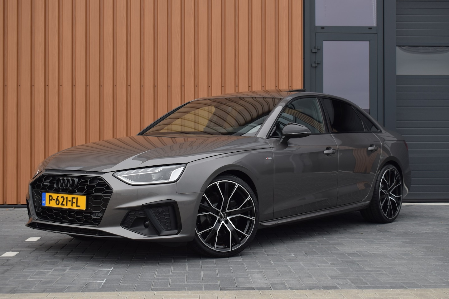 Audi A4 Limousine - 40 TFSI quattro 204pk S-edition Competition | Schuifdak | 20" - AutoWereld.nl