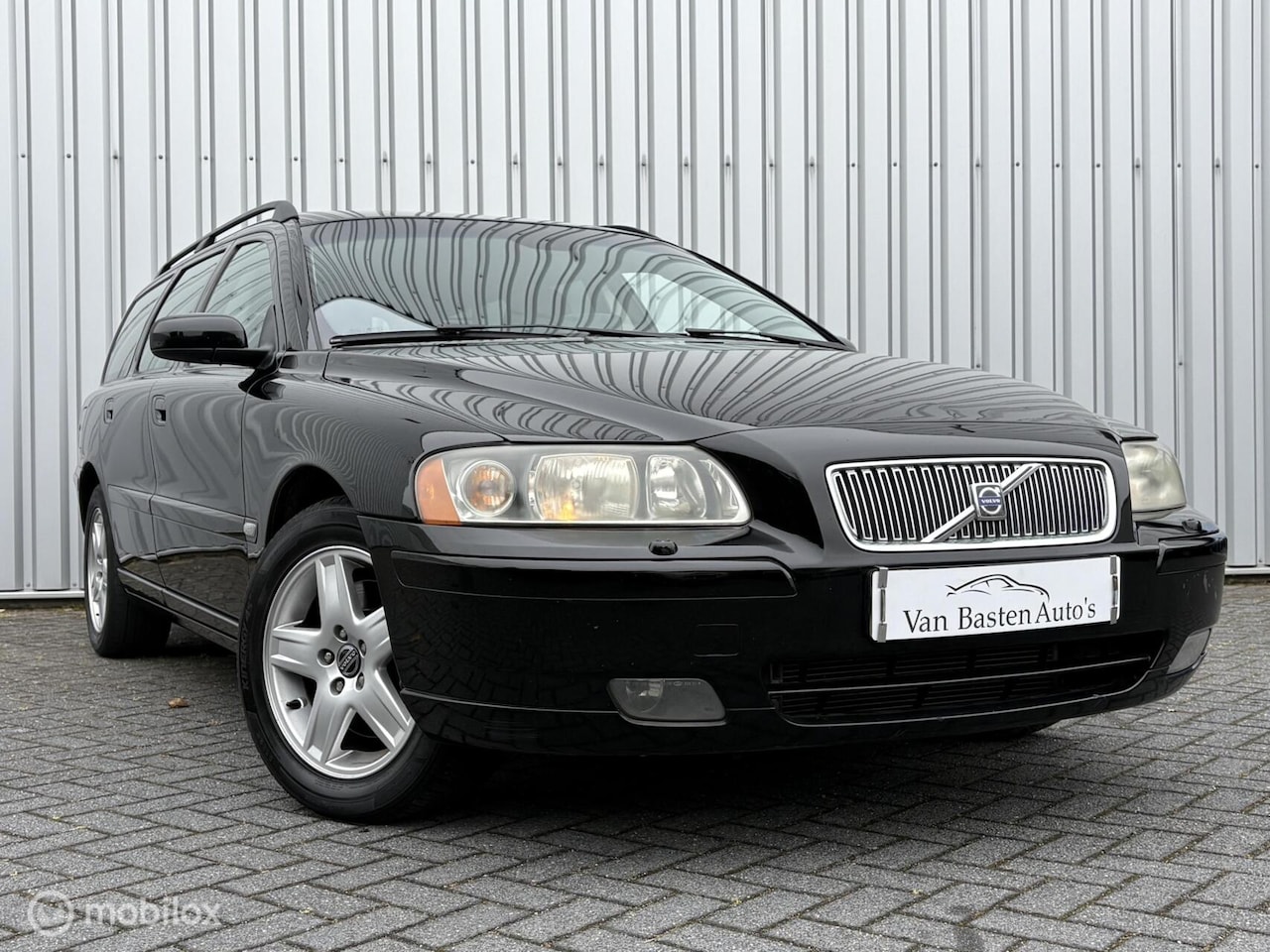Volvo V70 - 2.5T Momentum | 210pk | NAP | Trekhaak |Youngtimer | Clima | Cruise | Navi | Volledige his - AutoWereld.nl