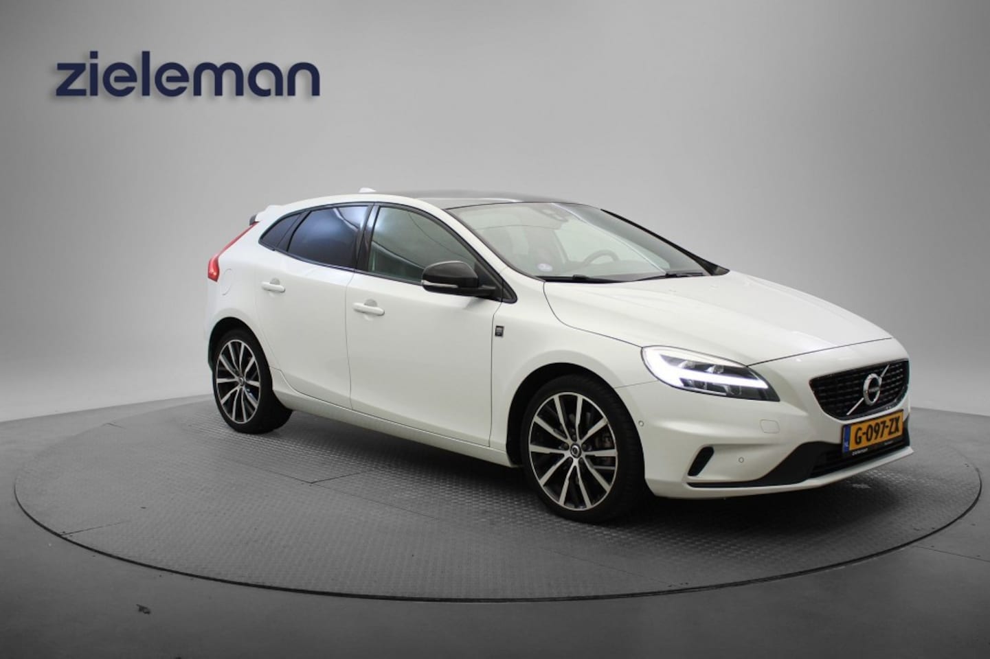 Volvo V40 - 1.5 T3 Polar+ Sport Automaat - Panorama, Camera, Half Leer, Stoelverw. - AutoWereld.nl