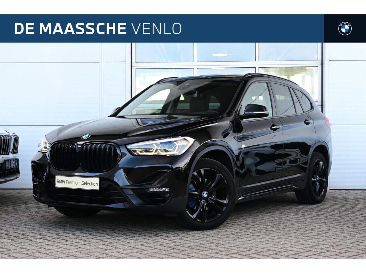 BMW X1 - sDrive18i Sport Line Automaat / Sportstoelen / Trekhaak / Achteruitrijcamera / LED / Comfo - AutoWereld.nl