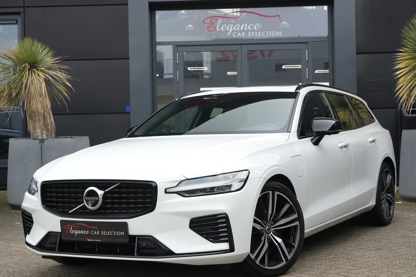 Volvo V60 - 2.0 T6 Recharge AWD R-Design 340pk Panoramadak/360Camera/HarmanKardon - AutoWereld.nl