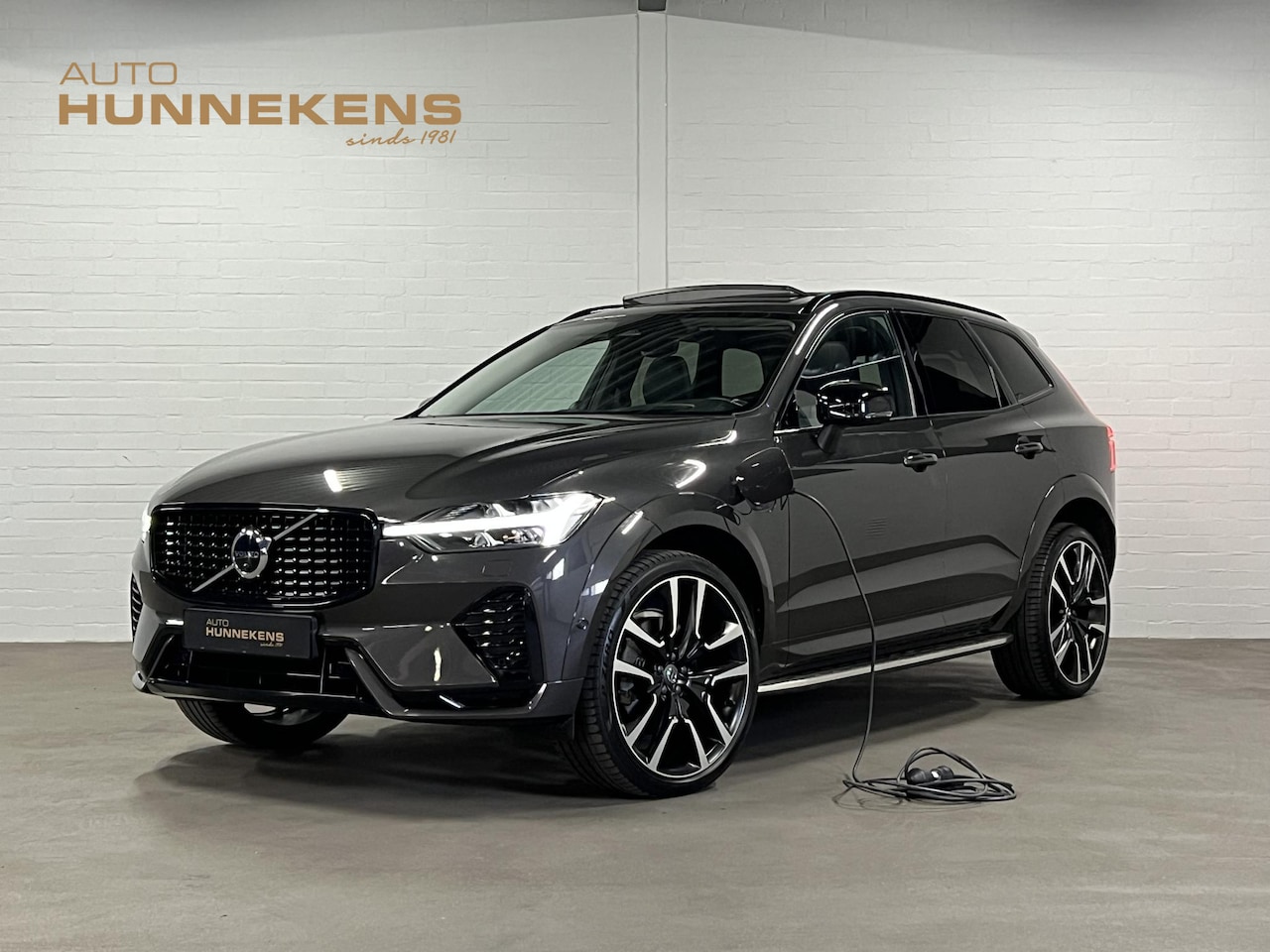 Volvo XC60 - 2.0 T8 Plug-in hybrid AWD Ultra Dark Luchtvering | Massage | Trekhaak | Stoelventilatie | - AutoWereld.nl