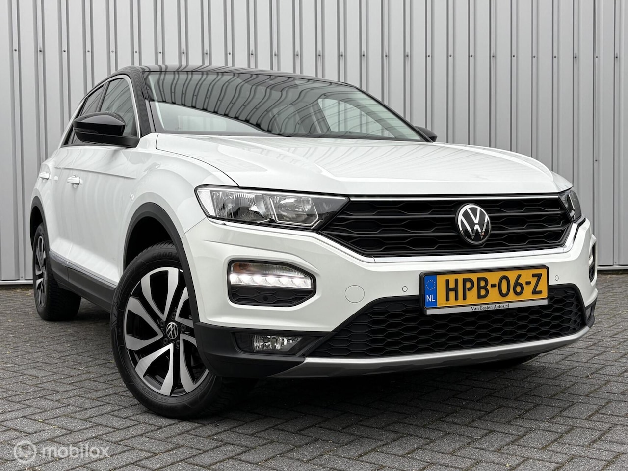 Volkswagen T-Roc - 1.5 TSI Active | Aut | Trekhaak | Camera | PDC | LED | Apple Carplay | Volledige historie - AutoWereld.nl