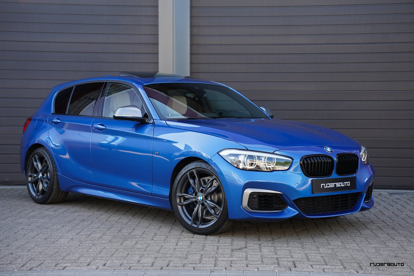 BMW 1-serie - M140i LCI2 | Schuifdak | Navi Pro | Camera | Estoril Blauw | Beige Leder - AutoWereld.nl