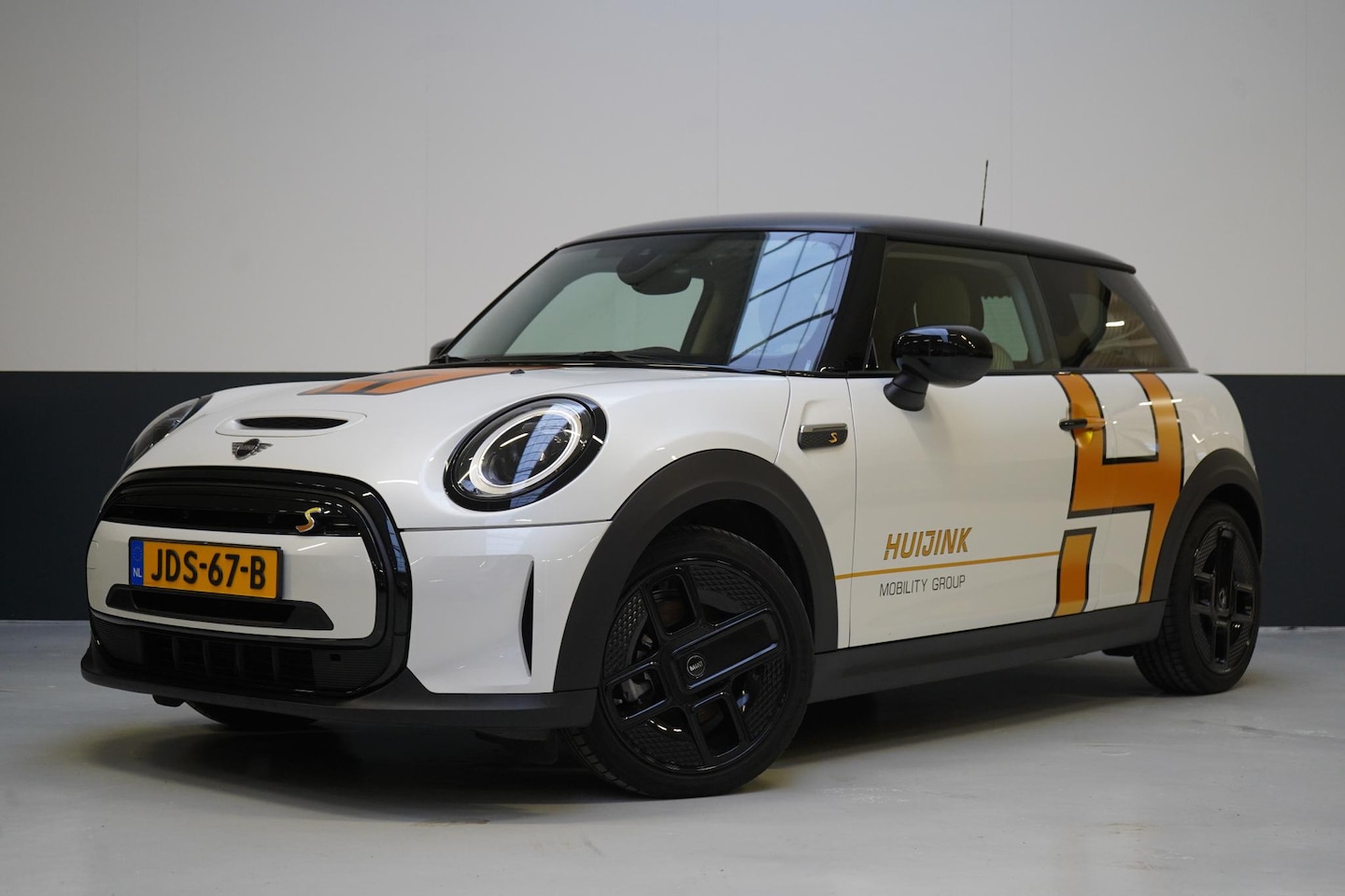 MINI Mini-Electric - Classic 33 kWh | Zwart optiek | Navigatie | Stoelverwarming | Privacy Glass - AutoWereld.nl
