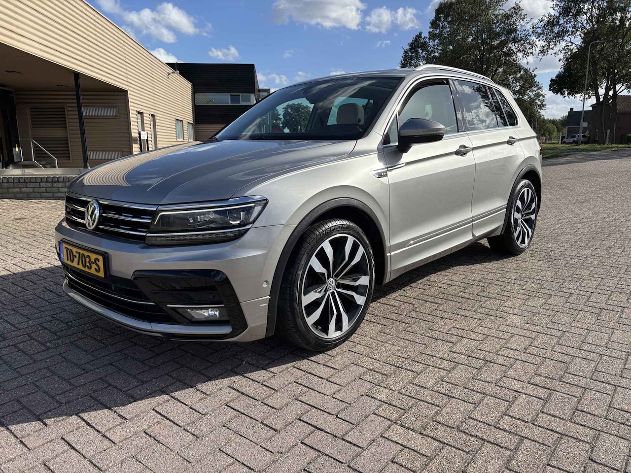 Volkswagen Tiguan - R-Line 1.4 TSI 4Motion Highline automaat [ panodak, leer, virtual dash, fm navi, camera ] - AutoWereld.nl
