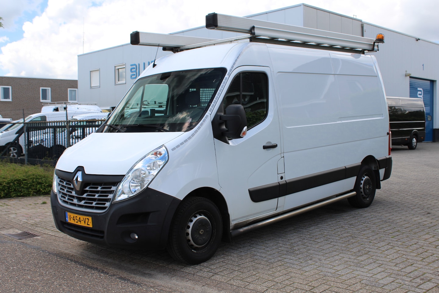Renault Master - T35 2.3 dCi 170PK Euro6 L2H2 Automaat ✓ 270 graden achterdeuren ✓ imperiaal ✓trekhaak ✓cam - AutoWereld.nl