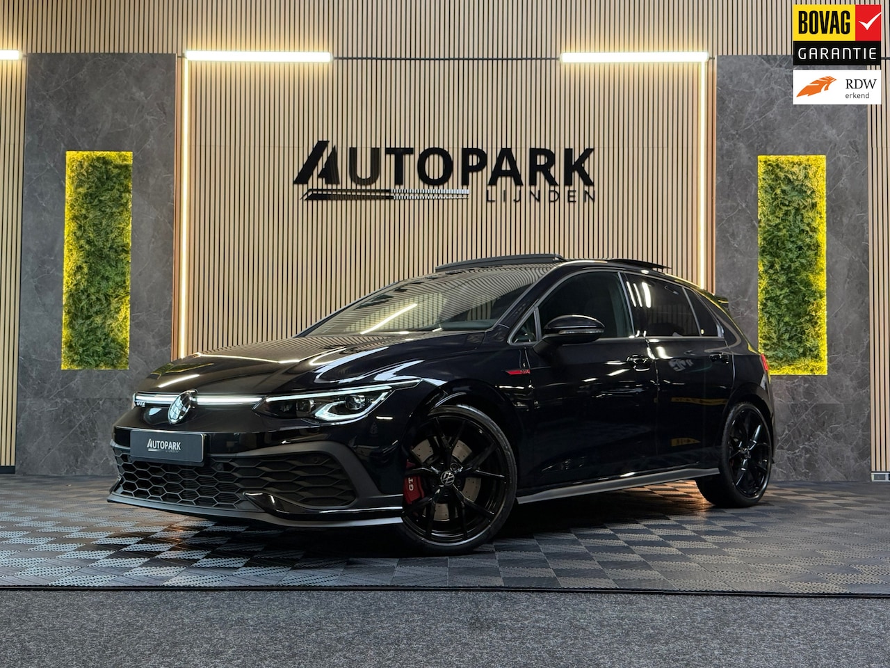 Volkswagen Golf - 2.0 TSI GTI CLUBSPORT|PANO|IQLIGHTS|VIRTUAL|SFEERVERLICHTING|2023|300PK|BLACK ON BLACK| - AutoWereld.nl