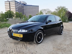 Alfa Romeo 147 - 2.0 T.Spark Distinctive | Nieuwe distributie | Recent veel onderhoud gehad | Veel vernieuwd | Nieuwe APK