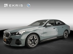 BMW 5-serie - Sedan 530e | M-Sportpakket | LED | Navigatie | Active cruise | Sportstoelen | Stoelverwarm