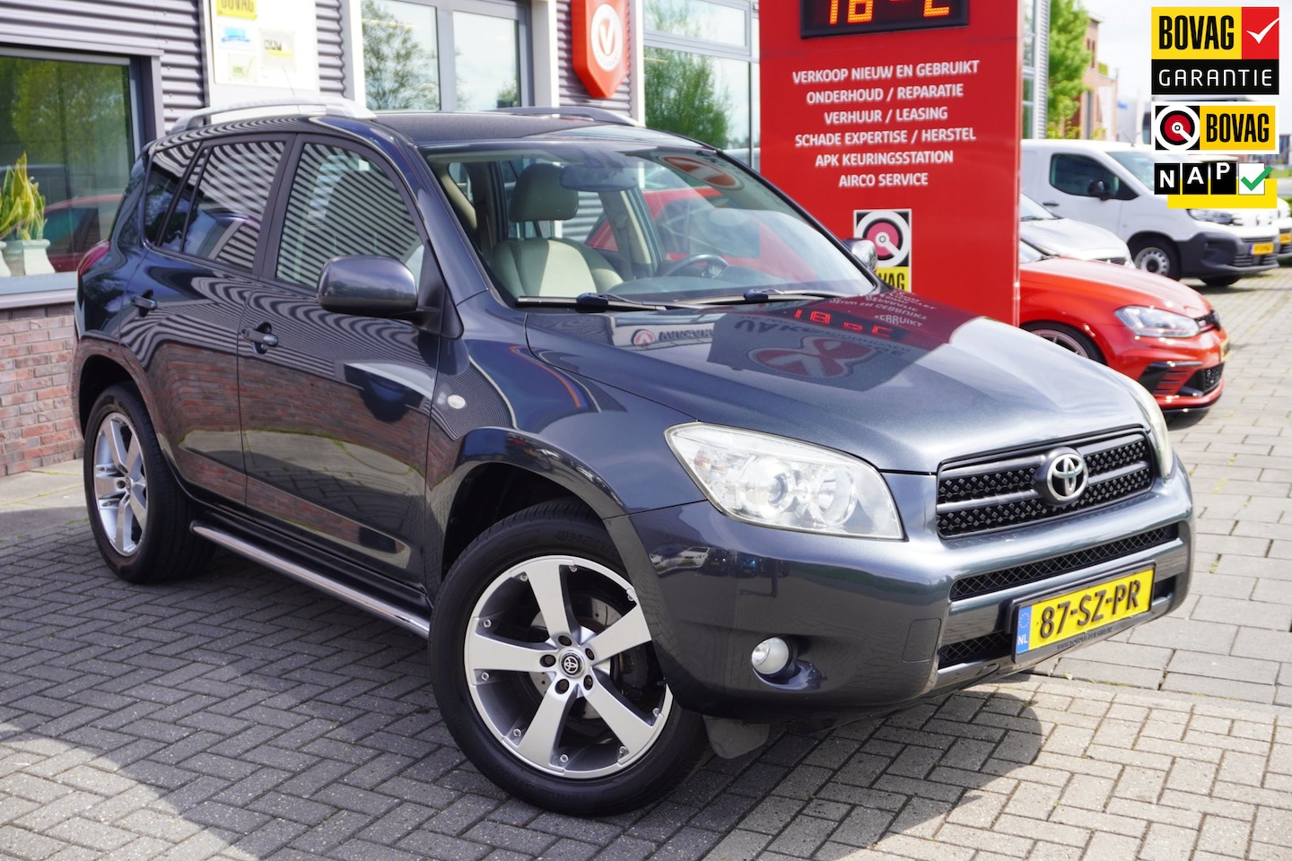 Toyota RAV4 - 2.0 VVTi Executive / Automaat / Trekhaak / Leder / Climate control / Stoelverwarming - AutoWereld.nl
