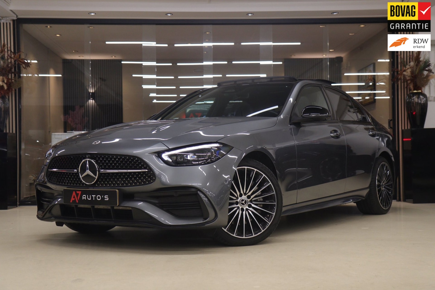 Mercedes-Benz C-klasse - 300 E AMG Line NAP/PANO/HUD/CARPLAY/SFEERVERLICHTING/MEM/BOMVOL - AutoWereld.nl