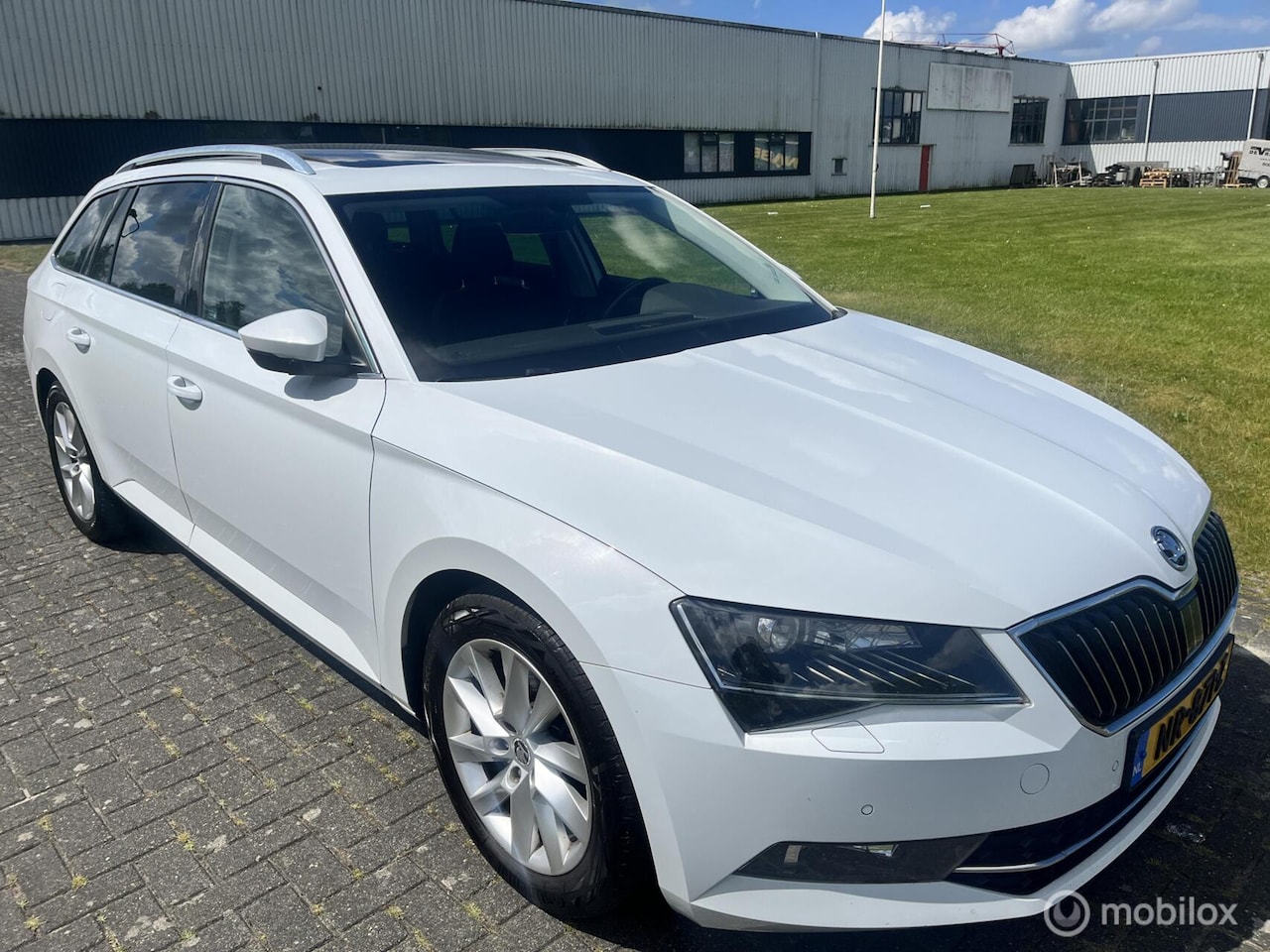 Skoda Superb Combi - 1.6 TDI Ambition Business / Navi / Pano / Cruise / NAP / Airco / PDC / Trekhaak / - AutoWereld.nl